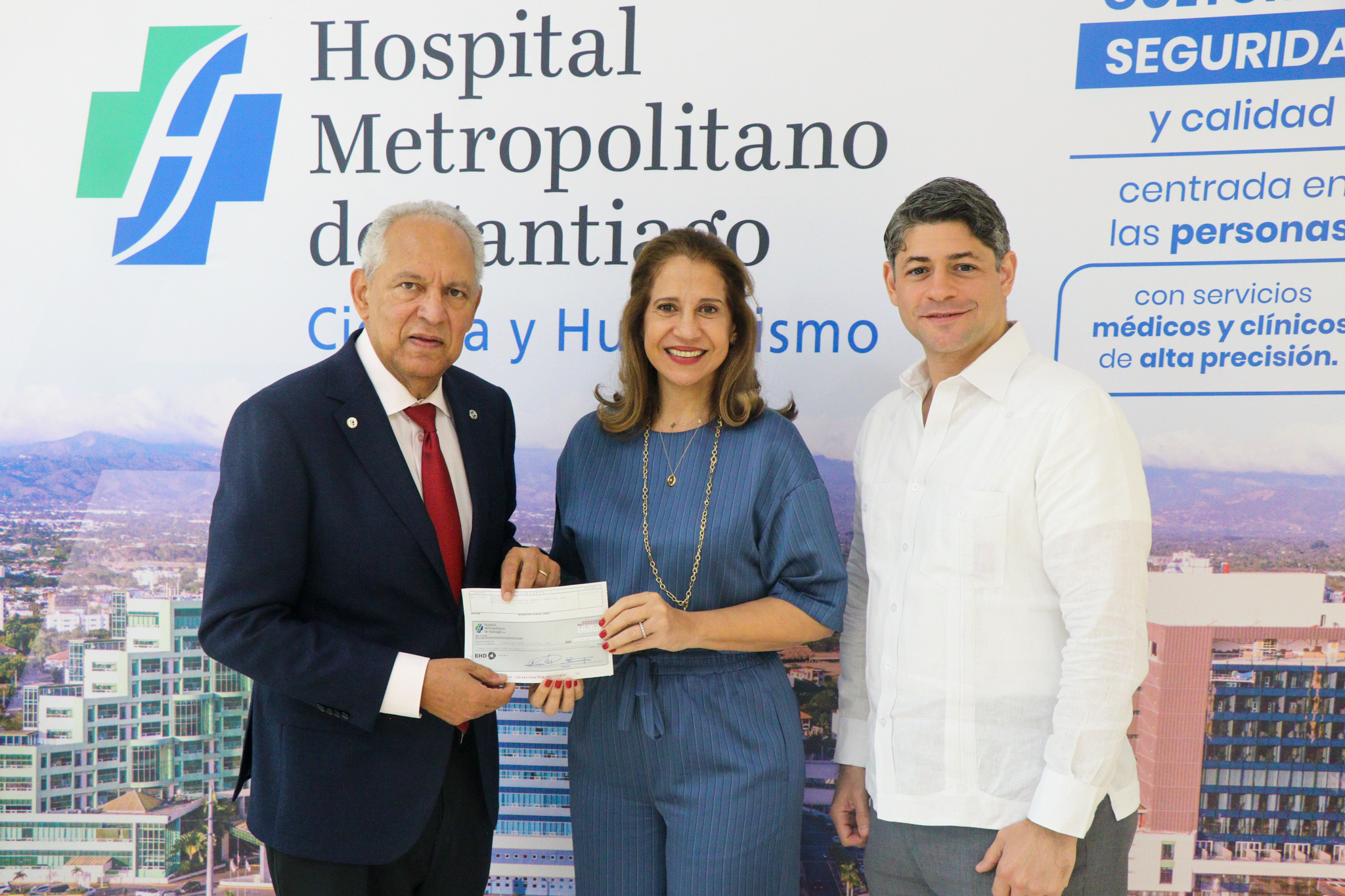 Santiago, R. D.- lunes 08 de diciembre de 2025. - La Fundación Madre y Maestra (FMM) de la Pontificia Universidad Católica Madre y Maestra (PUCMM) recibió del Hospital Metropolitano de Santiago (HOMS) una donación destinada al fortalecimiento de su programa de becas.