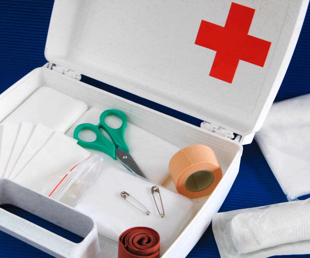 Qué tiene un botiquín de emergencia básico? – Hospital Metropolitano de  Santiago