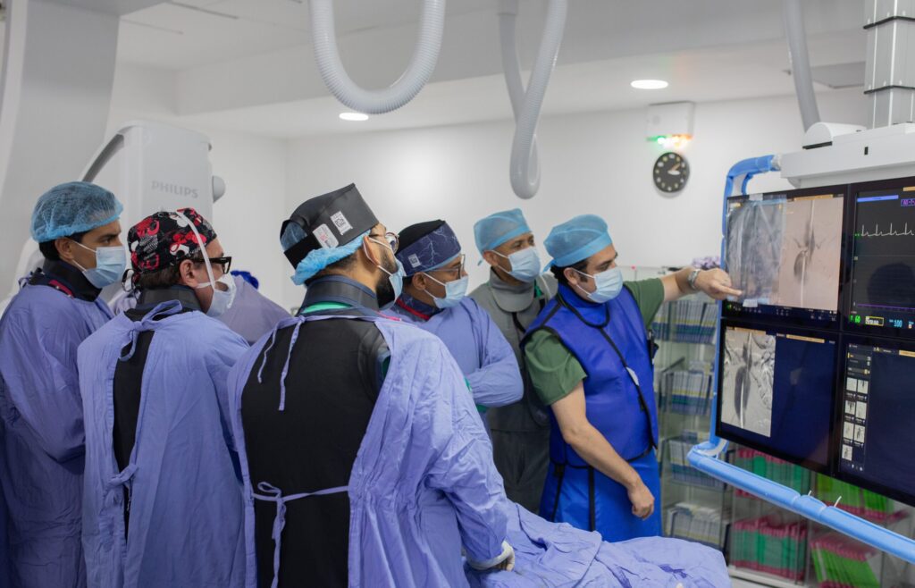 . El Hospital Metropolitano de Santiago (HOMS) continúa marcando la pauta en la innovación médica, tras la realización por primera vez en la República Dominicana de una cirugía de endoprótesis aórtica fenestrada.